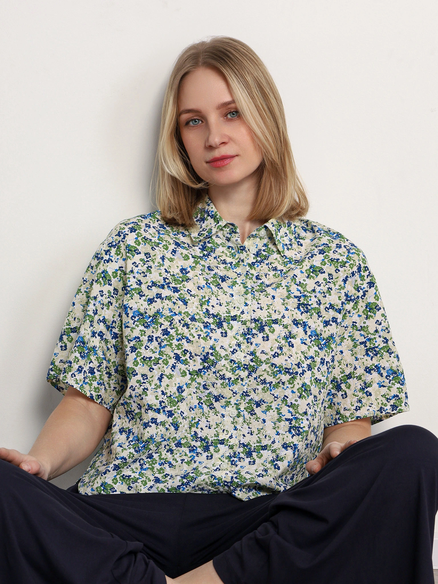 Блуза укороченная с цветочным принтом из смесовой вискозы